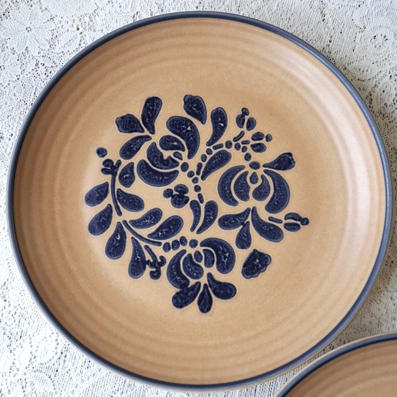 2 Vintage Pfaltzgraff Folk Art Dinner Plates 10" Castle Backstamp Farmhouse - Picture 6 of 14